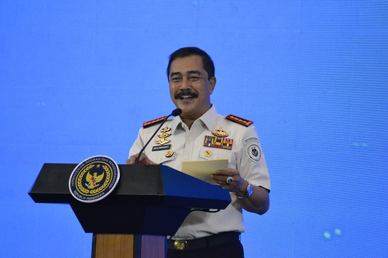 Hari Bakti Imigrasi ke-76 Imigrasi Selenggarakan Bakti Sosial Donor Darah Dan Penyerahan Bibit Kelapa
