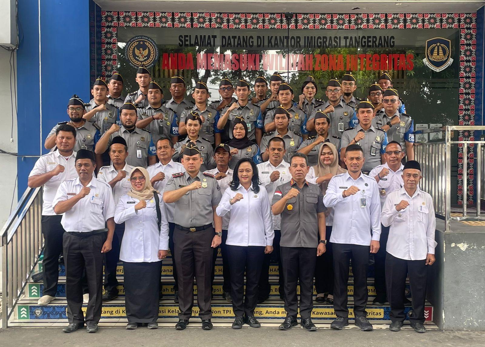 Resmi Kukuhkan 27 Petugas PIMPASA, Kanwil Imigrasi Banten Dorong Transformasi Desa Binaan Imigrasi untuk Cegah TPPO/TPPM