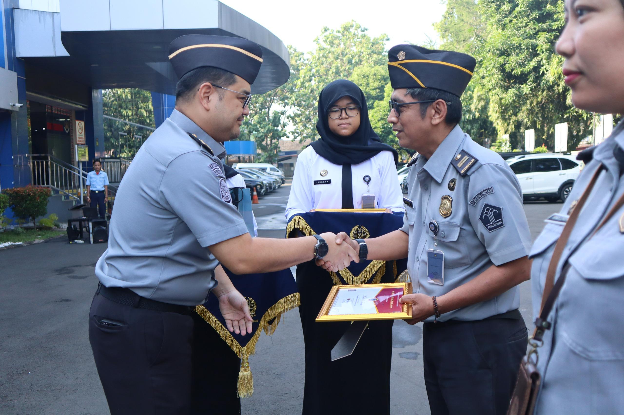 Tingkatkan Semangat Kerja, Imigrasi Tangerang Beri Penghargaan Pegawai Teladan Periode Triwulan III 
