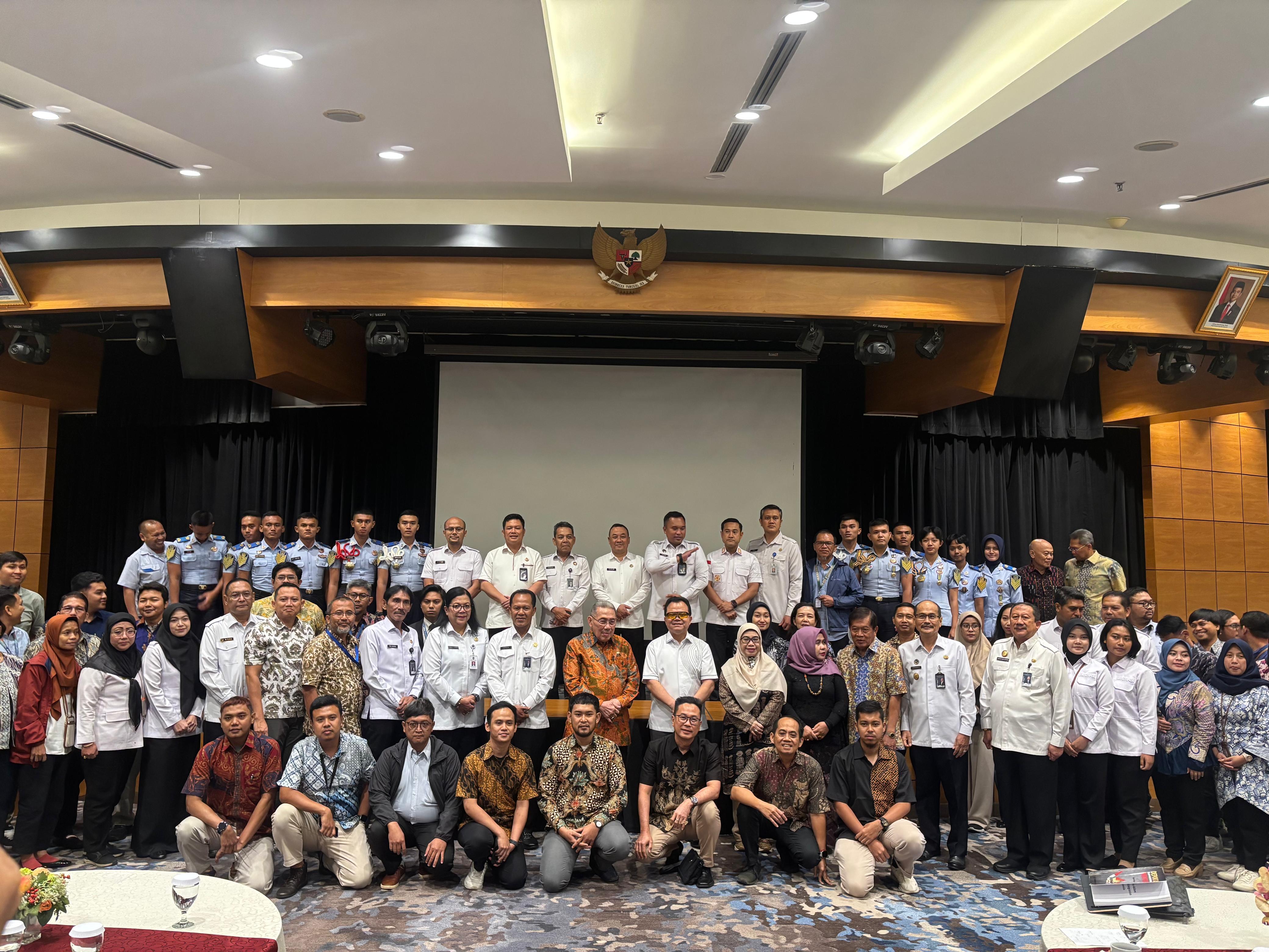 Kantor Imigrasi Kelas I Khusus Non TPI Tangerang Ikuti Kegiatan Sosialisasi Keimigrasian Kerjasama PERANIM dengan Kantor Imigrasi Serta PT Astra International